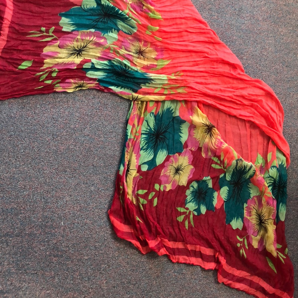 Medium sized coral/pink scarf